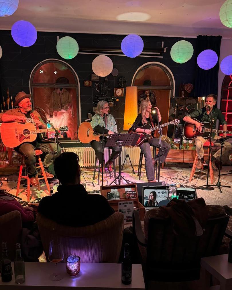 Nabend,

am 6. Dezember spiele ich im Kulturhaus B.O. Asendorf mit anndokamusic kerstinbogensee & duherrlampio. 

Ihr hört live und unplugged unsere Songs sowie die Geschichten dahinter. Ein wunderschöner Abend fürs Herz! ❤️
Holt euch jetzt eure Tickets - Wir freuen uns, euch am 6. Dezember zu sehen 🤩 

🎫 Tickets >> https://www.kulturhaus-bo.de/produkt/songs-for-bluebird/

#keepitcountry #countrydeutschland #esgehtnurgemeinsam #sigmaguitars #ben_moske #endlichwiederlive #folk #country #follower #musik #songwriter #concert #songsforbluebird